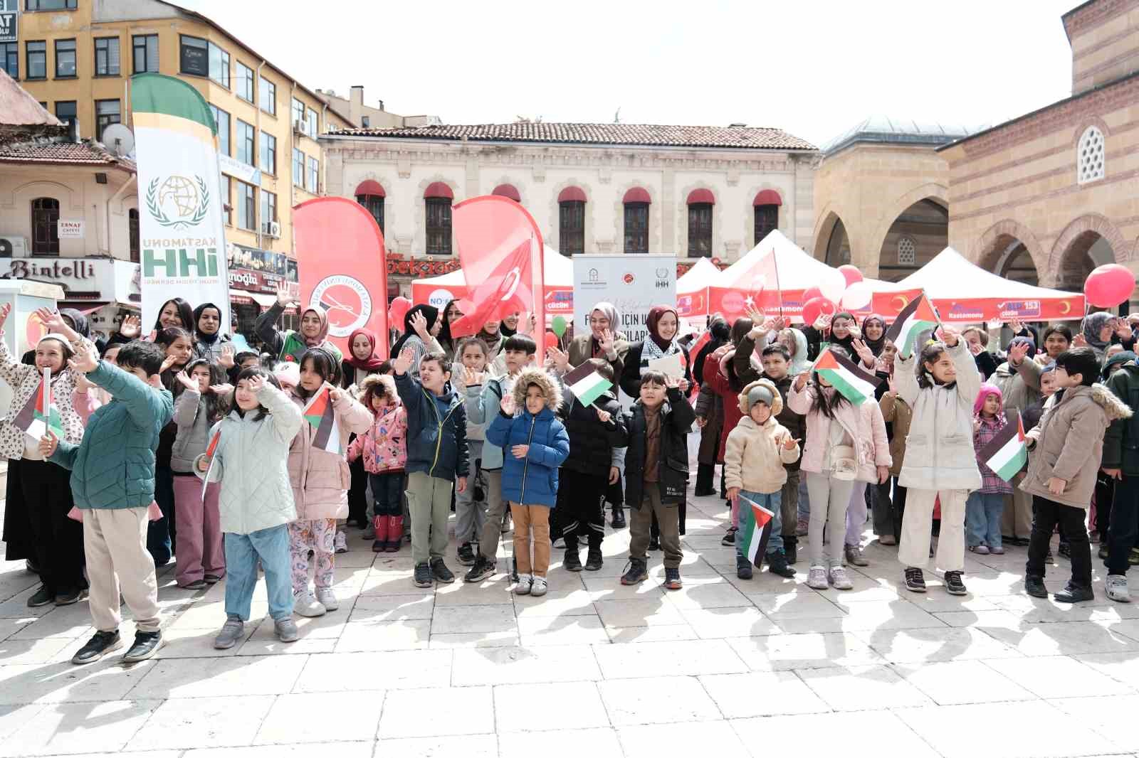 Çocuklar Filistin için yazdıkları mektupları balonlarla gökyüzüne bıraktı
Çocuklar Filistin için yazdıkları mektupları balonlarla gökyüzüne bıraktı