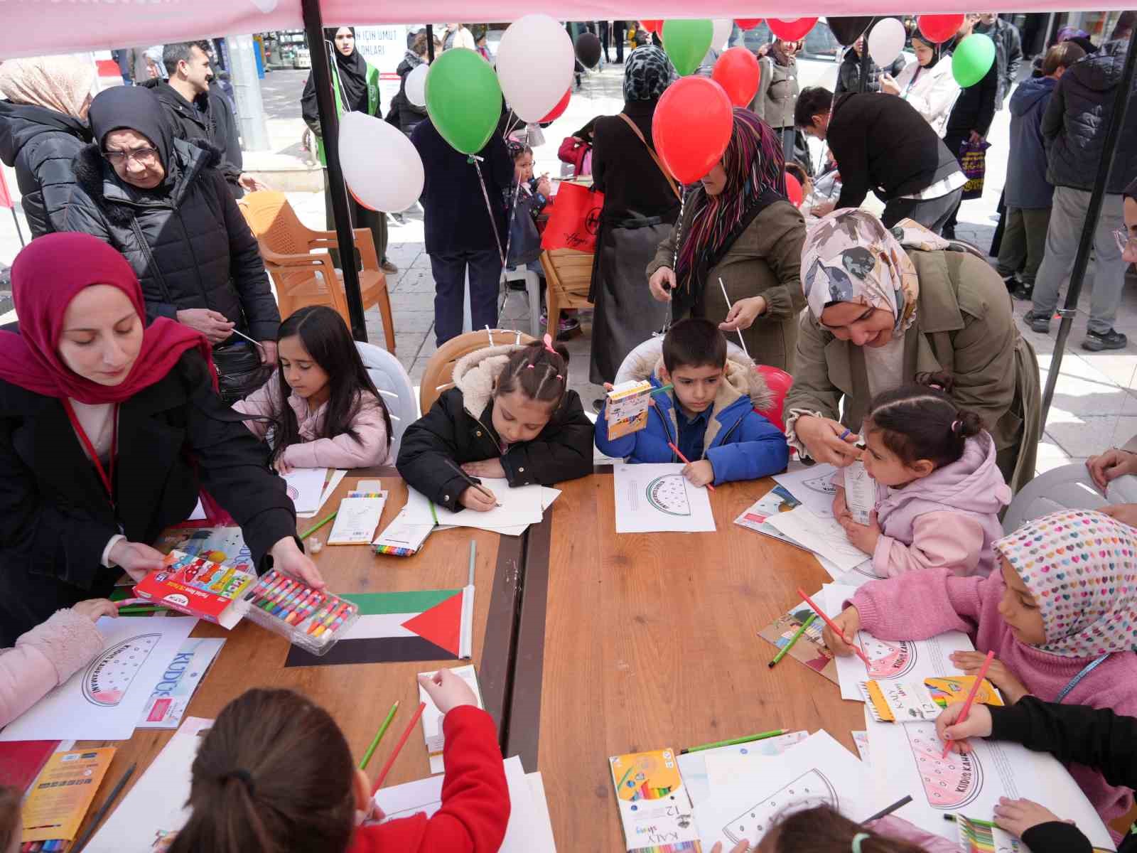 Çocuklar Filistin için yazdıkları mektupları balonlarla gökyüzüne bıraktı
Çocuklar Filistin için yazdıkları mektupları balonlarla gökyüzüne bıraktı