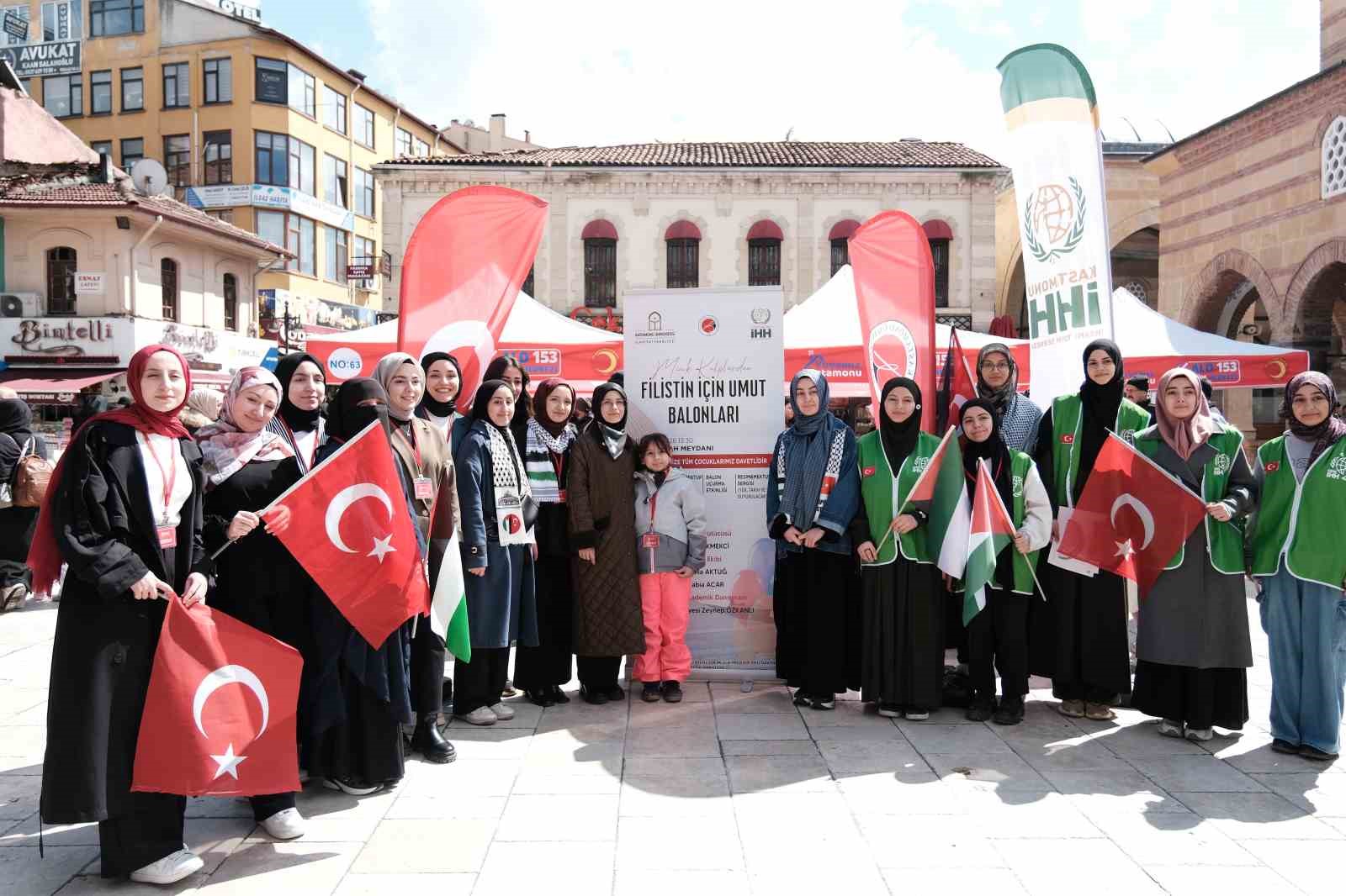 Çocuklar Filistin için yazdıkları mektupları balonlarla gökyüzüne bıraktı
Çocuklar Filistin için yazdıkları mektupları balonlarla gökyüzüne bıraktı