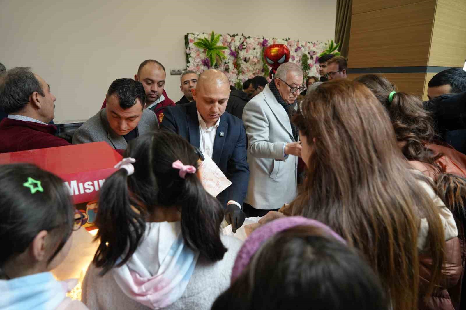 Çocuklar için ücretsiz şenlik düzenlendi, aileler akın etti
Çocuklar için ücretsiz şenlik düzenlendi, aileler akın etti
