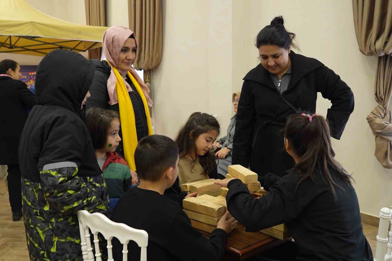 Çocuklar için ücretsiz şenlik düzenlendi, aileler akın etti
Çocuklar için ücretsiz şenlik düzenlendi, aileler akın etti