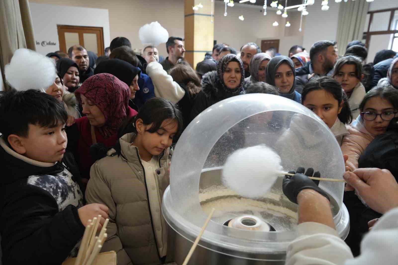 Çocuklar için ücretsiz şenlik düzenlendi, aileler akın etti
Çocuklar için ücretsiz şenlik düzenlendi, aileler akın etti