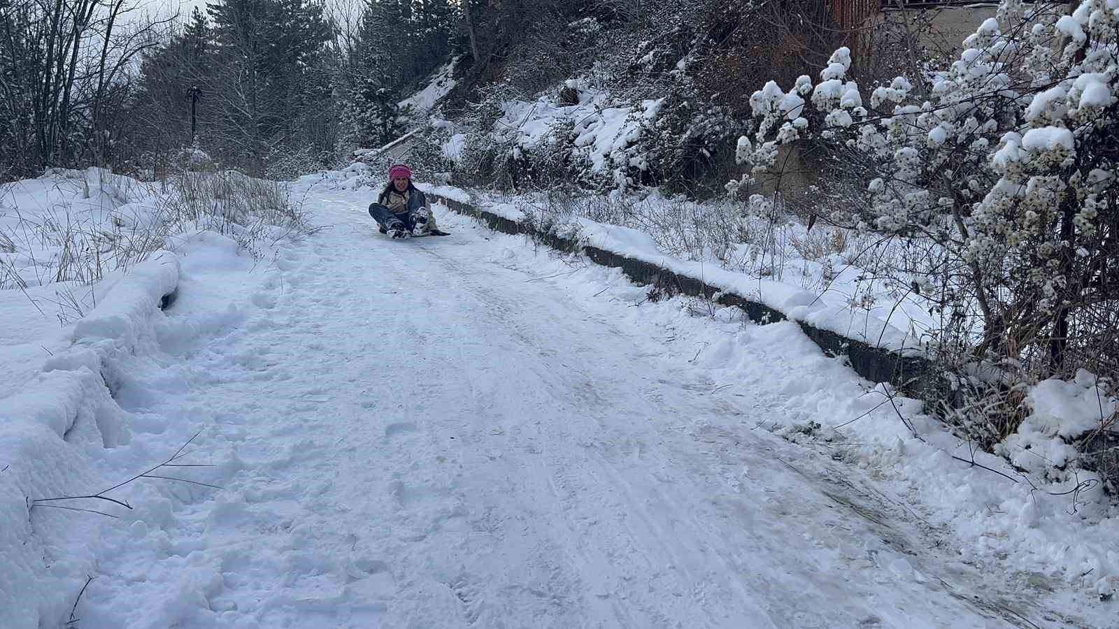 Çocuklar karın tadını poşetlerle kayarak çıkardı
