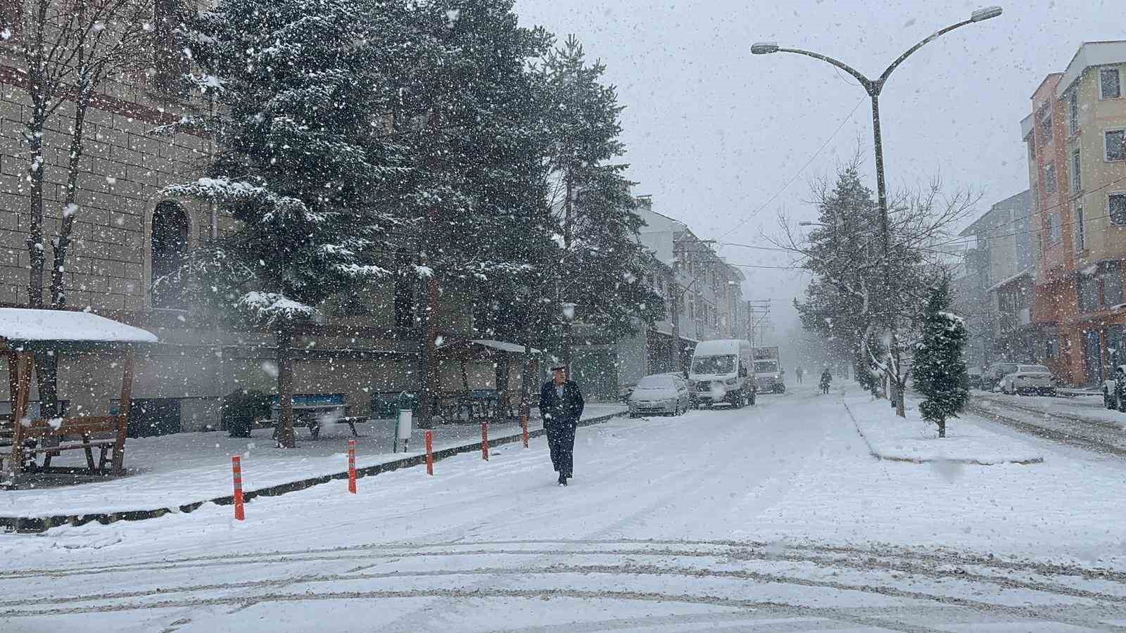 Çocuklar karın tadını poşetlerle kayarak çıkardı
