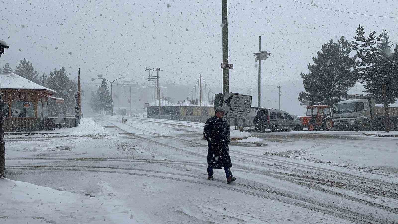 Çocuklar karın tadını poşetlerle kayarak çıkardı

