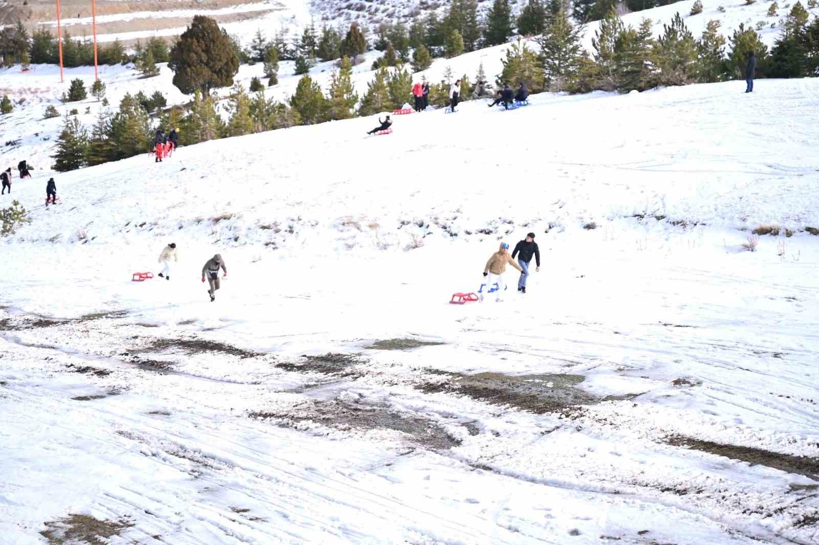 Çocuklar sömestir tatilinin keyfini Davraz Kayak Merkezi’nde çıkardı

