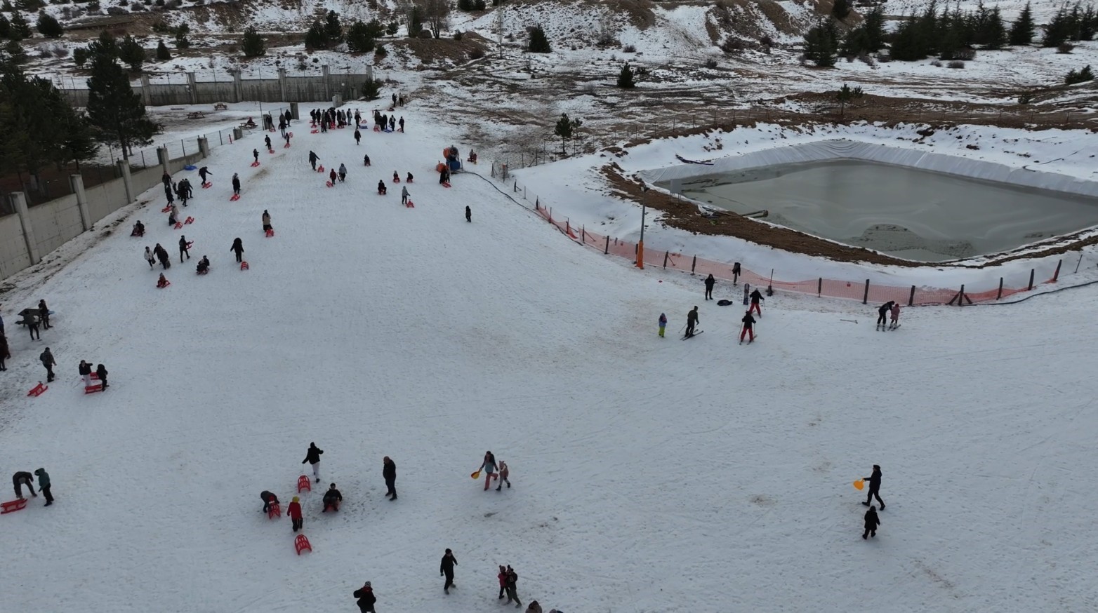 Çocuklar sömestir tatilinin keyfini Davraz Kayak Merkezi’nde çıkardı
