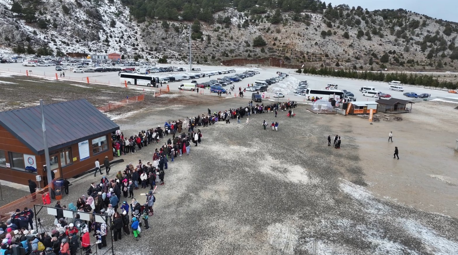 Çocuklar sömestir tatilinin keyfini Davraz Kayak Merkezi’nde çıkardı
