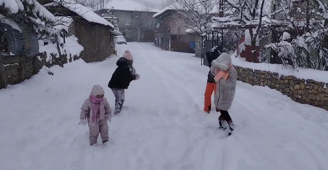 Çocuklar tipiye aldırmadı, kar topu oynadı
