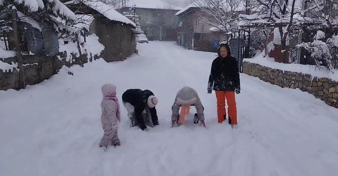 Çocuklar tipiye aldırmadı, kar topu oynadı
