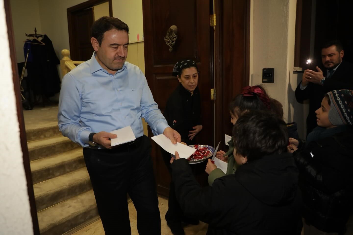 Çocuklar Vali Işın’a "Küpecik" yaptı
