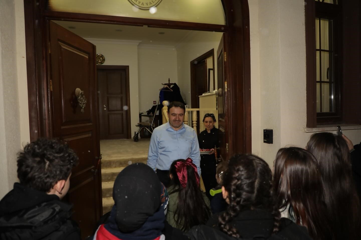 Çocuklar Vali Işın’a "Küpecik" yaptı
