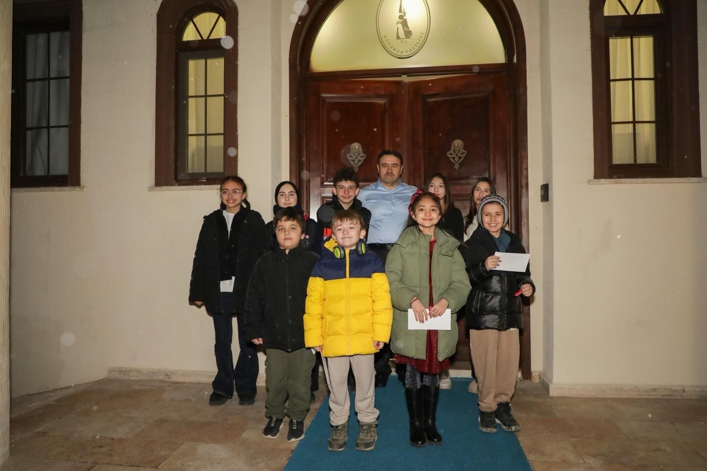 Çocuklar Vali Işın’a "Küpecik" yaptı
