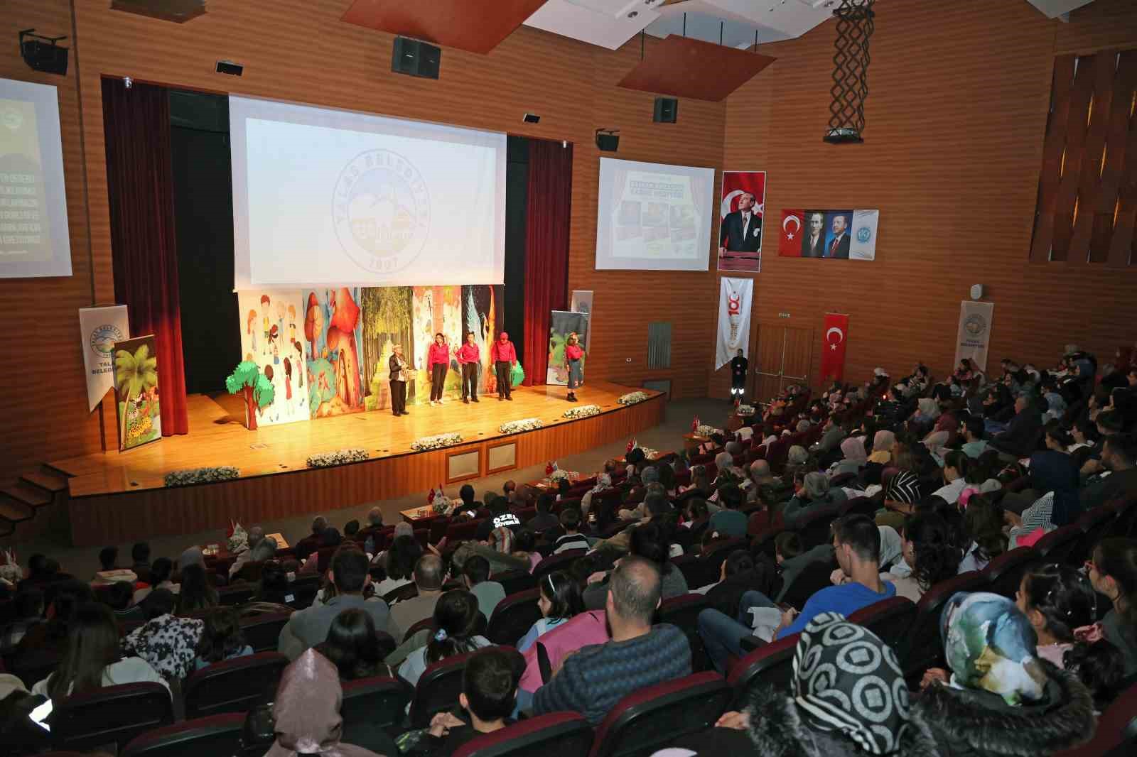Çocuklar Yalçın Başkan’ın karne hediyesi ile eğlendi
Çocuklar Yalçın Başkan’ın karne hediyesi ile eğlendi