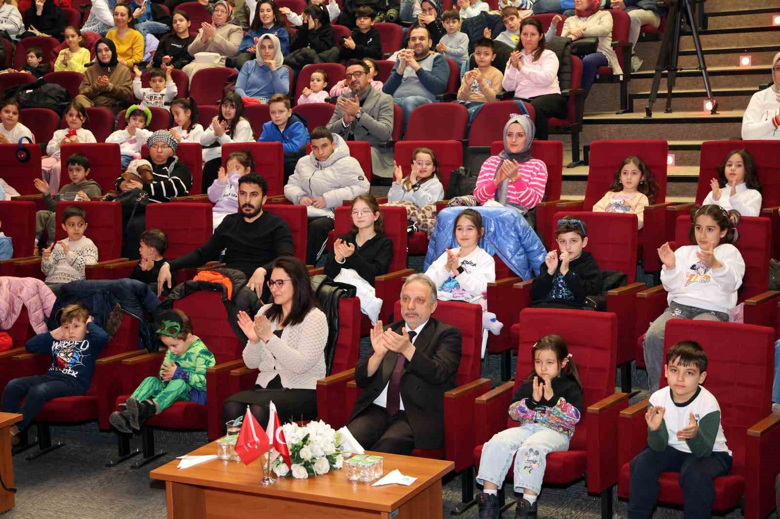 Çocuklar Yalçın Başkan’ın karne hediyesi ile eğlendi
Çocuklar Yalçın Başkan’ın karne hediyesi ile eğlendi
