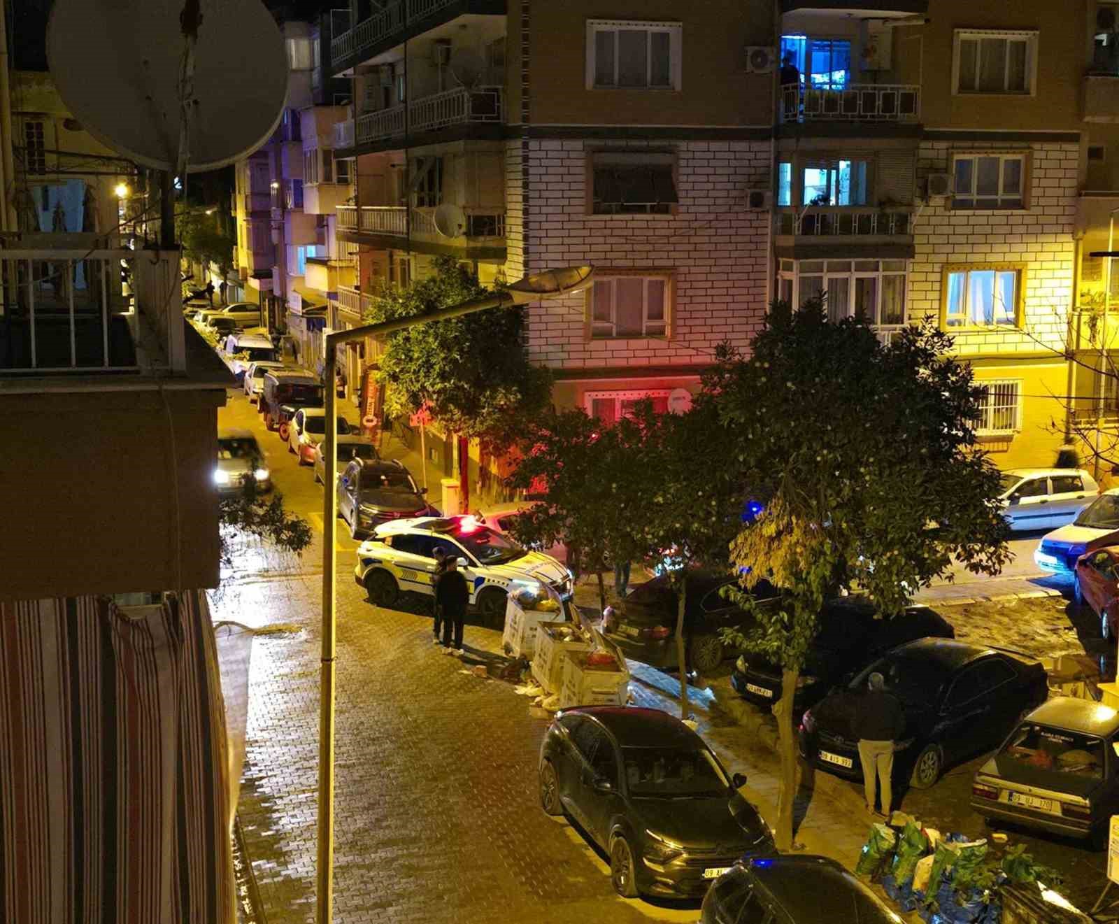 Çocuklara çarpıp kaçtı, plakasını çöp poşetiyle gizledi
Çocuklara çarpıp kaçtı, plakasını çöp poşetiyle gizledi