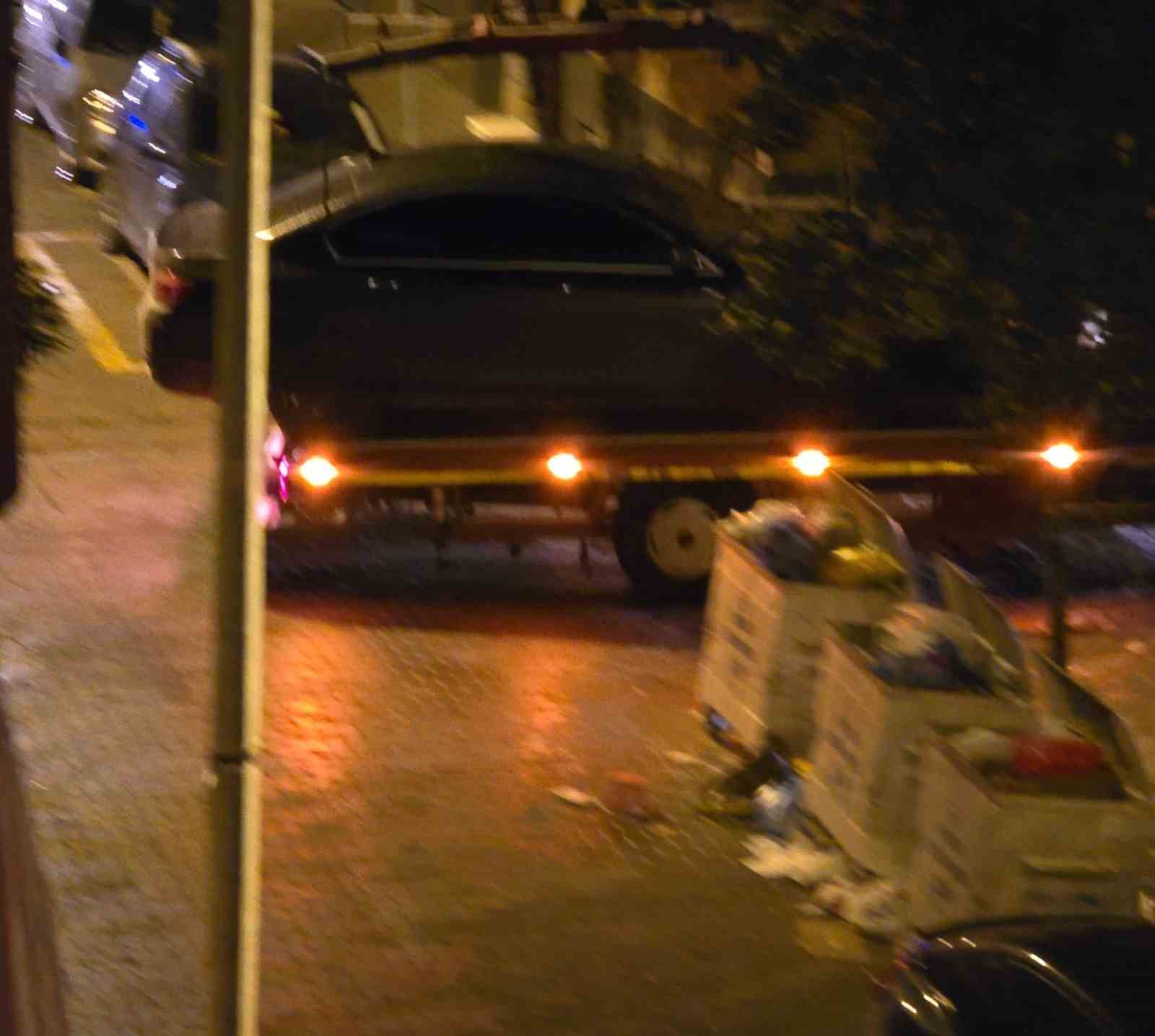 Çocuklara çarpıp kaçtı, plakasını çöp poşetiyle gizledi
Çocuklara çarpıp kaçtı, plakasını çöp poşetiyle gizledi