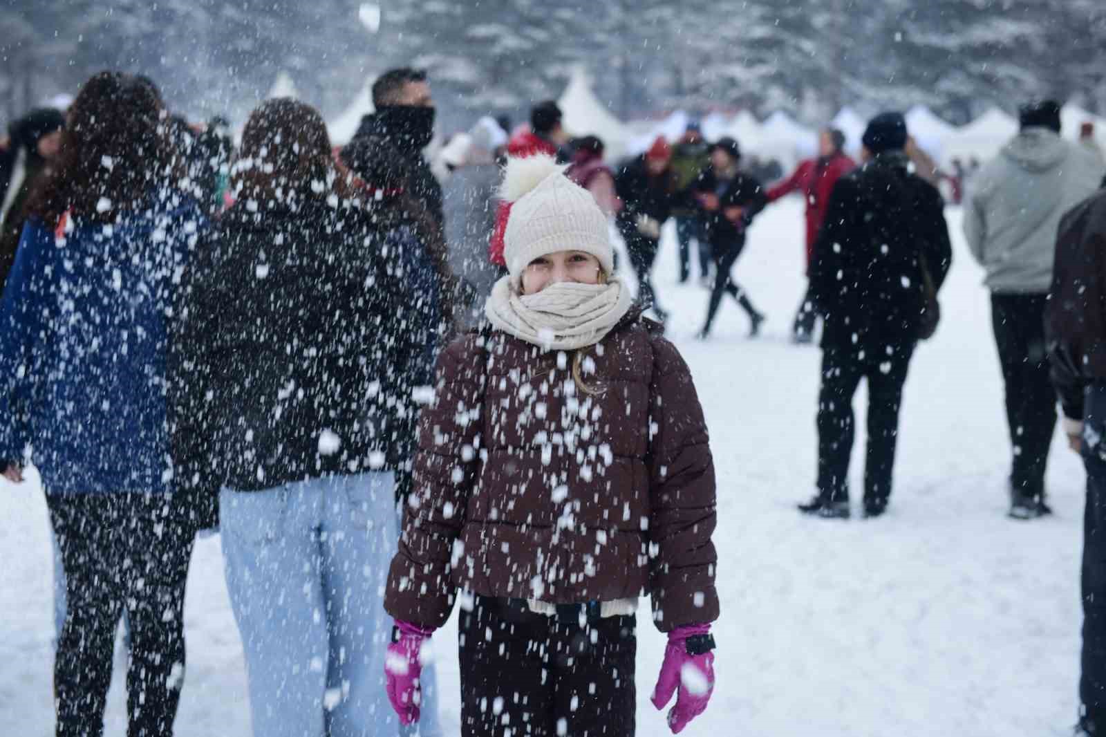 Çocuklara karne hediyesi kar festivali
