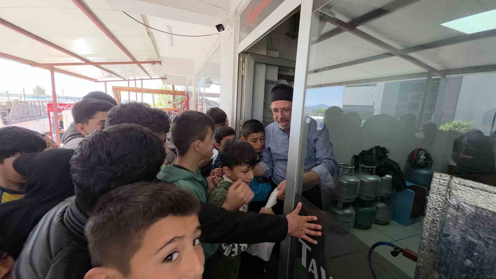 Çocuklara moral vermek isteyen esnaf, depremzede öğrencilere ücretsiz döner dağıttı
