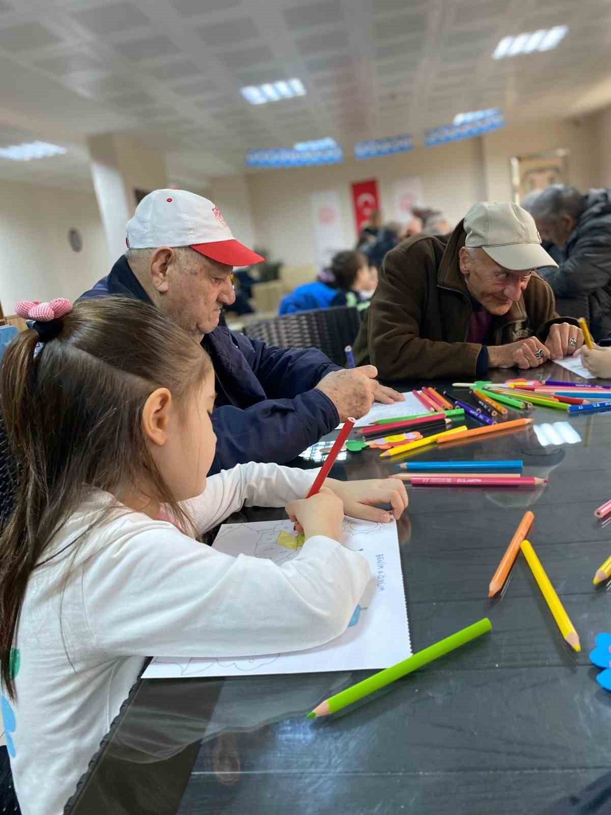 Çocuklardan büyüklerine huzurevinde ziyaret
