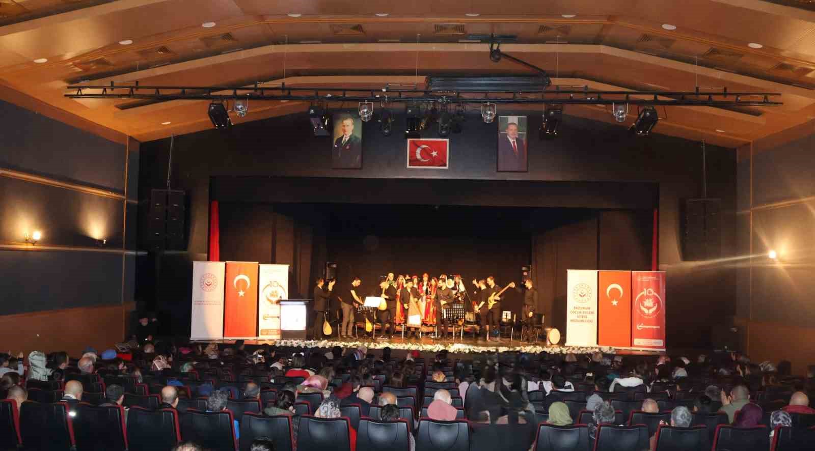 Çocuklardan duygu dolu türkü konseri
Çocuklardan duygu dolu türkü konseri