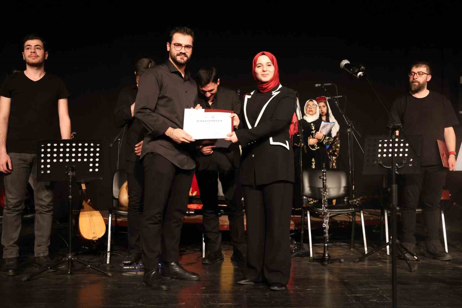 Çocuklardan duygu dolu türkü konseri
Çocuklardan duygu dolu türkü konseri