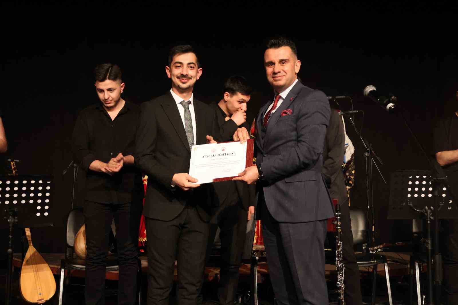 Çocuklardan duygu dolu türkü konseri
Çocuklardan duygu dolu türkü konseri