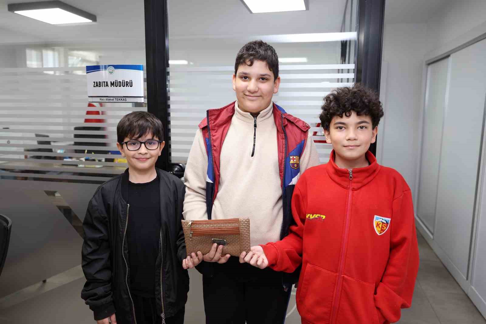 Çocuklardan örnek davranış: Buldukları cüzdanı sahibine ulaştırdılar
Çocuklardan örnek davranış: Buldukları cüzdanı sahibine ulaştırdılar