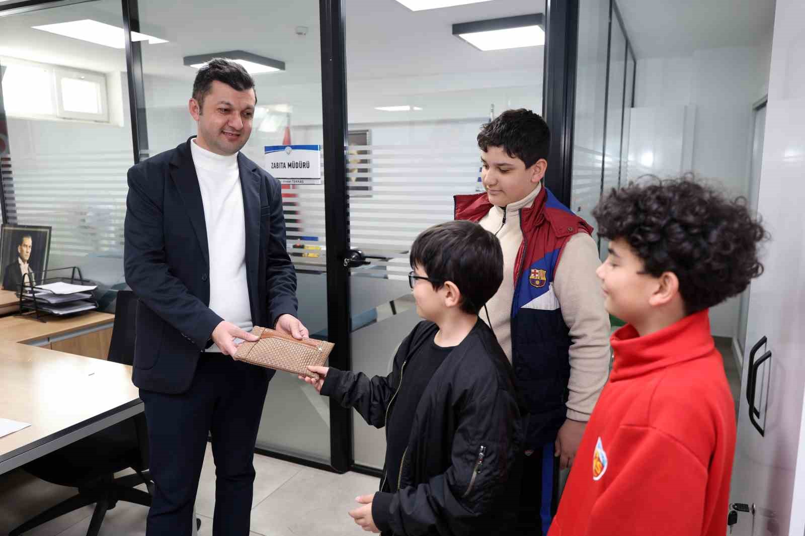 Çocuklardan örnek davranış: Buldukları cüzdanı sahibine ulaştırdılar
Çocuklardan örnek davranış: Buldukları cüzdanı sahibine ulaştırdılar