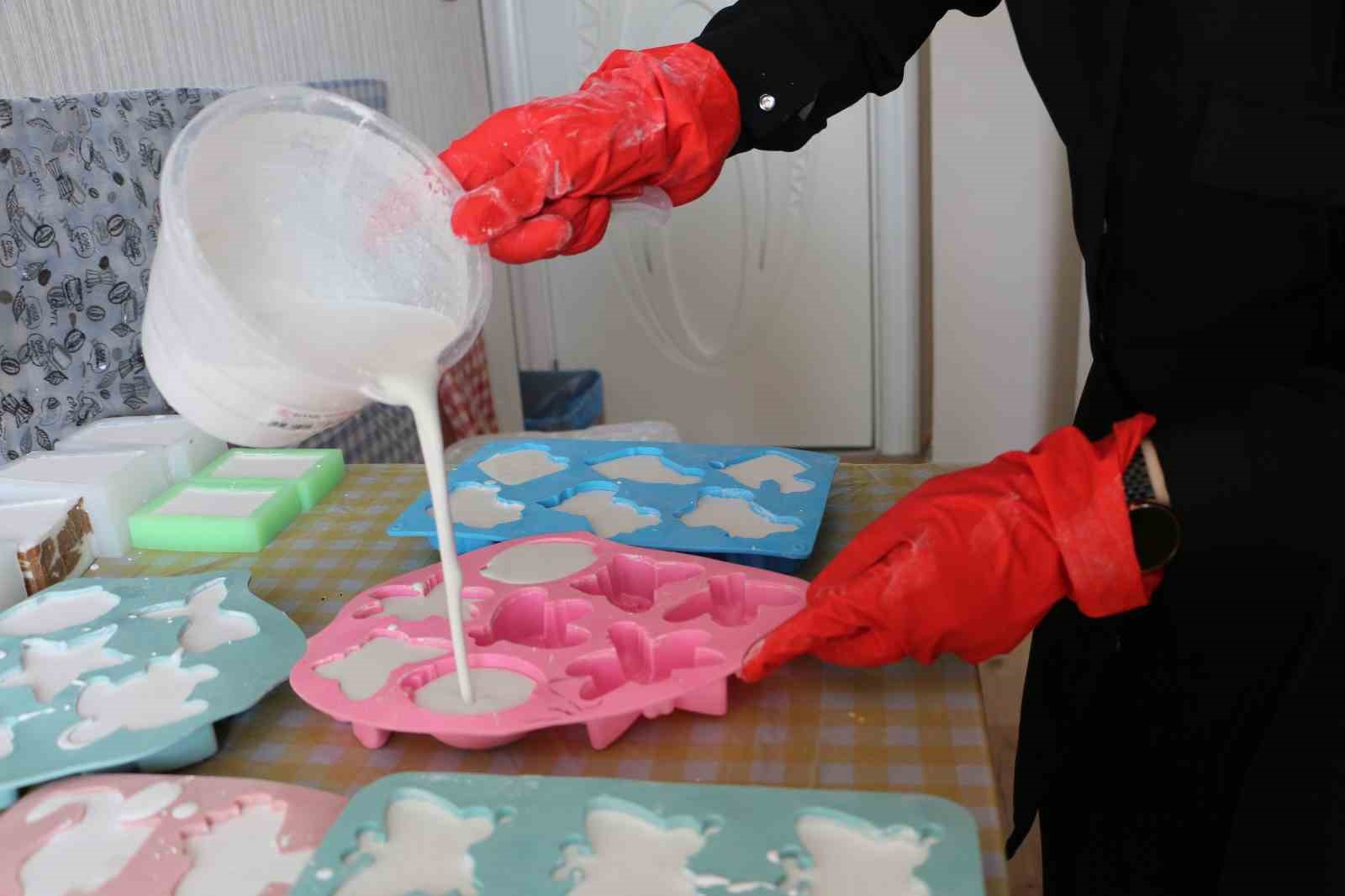 Çocukları için hobi olarak yapıyordu, evinin odasını atölyeye çevirip 81 ile satış yapmaya başladı
