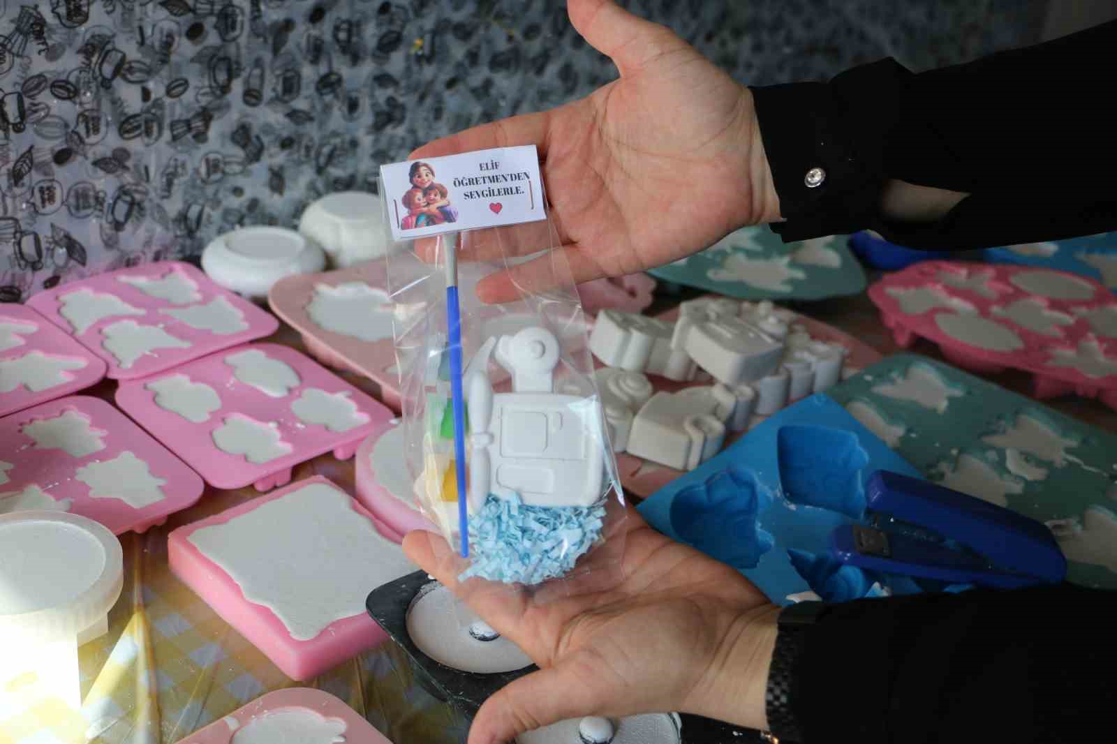 Çocukları için hobi olarak yapıyordu, evinin odasını atölyeye çevirip 81 ile satış yapmaya başladı
