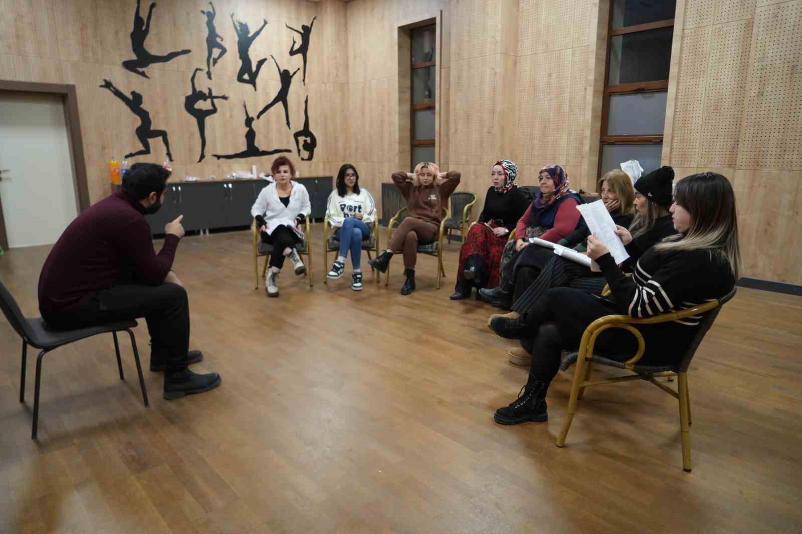 Çocukları sosyalleşsin diye geldi, sahnenin yıldızı oldu
