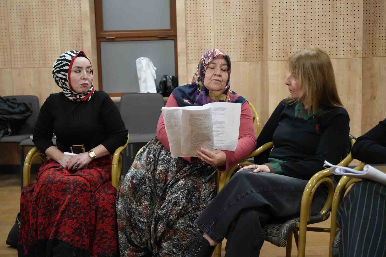 Çocukları sosyalleşsin diye geldi, sahnenin yıldızı oldu
