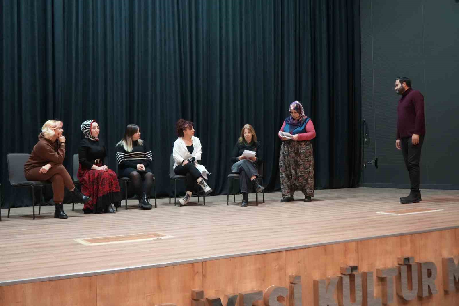 Çocukları sosyalleşsin diye geldi, sahnenin yıldızı oldu
