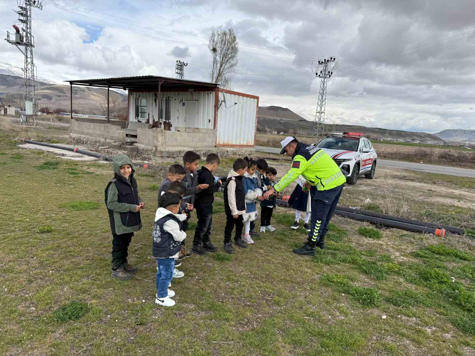 Çocukların bayram harçlıkları jandarmadan
