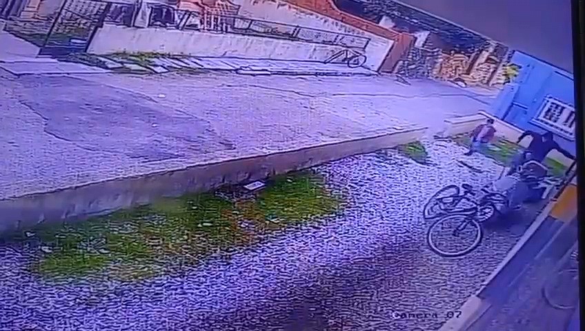 Çocukların gözü önünde köpeği katletti
