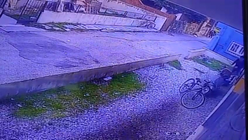 Çocukların gözü önünde köpeği katletti
