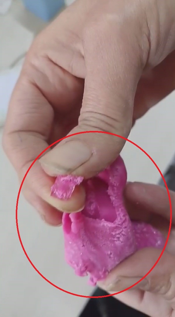 Çocukların hevesle oynadığı oyun hamurundan cam parçacıkları çıktı
