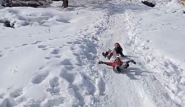 Çocukların karın keyfini tepsi ve bidonlarla çıkardı
