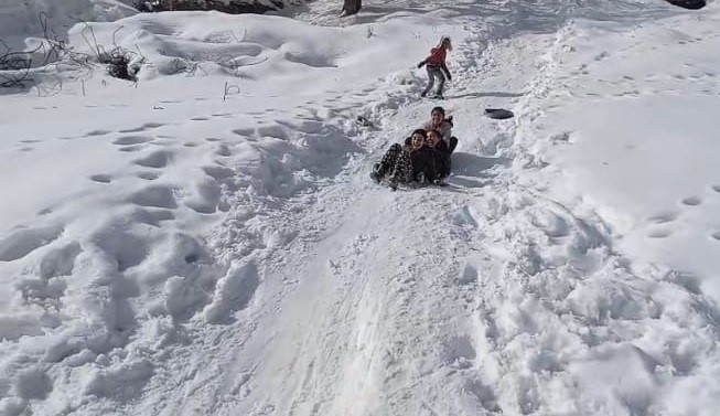 Çocukların karın keyfini tepsi ve bidonlarla çıkardı
