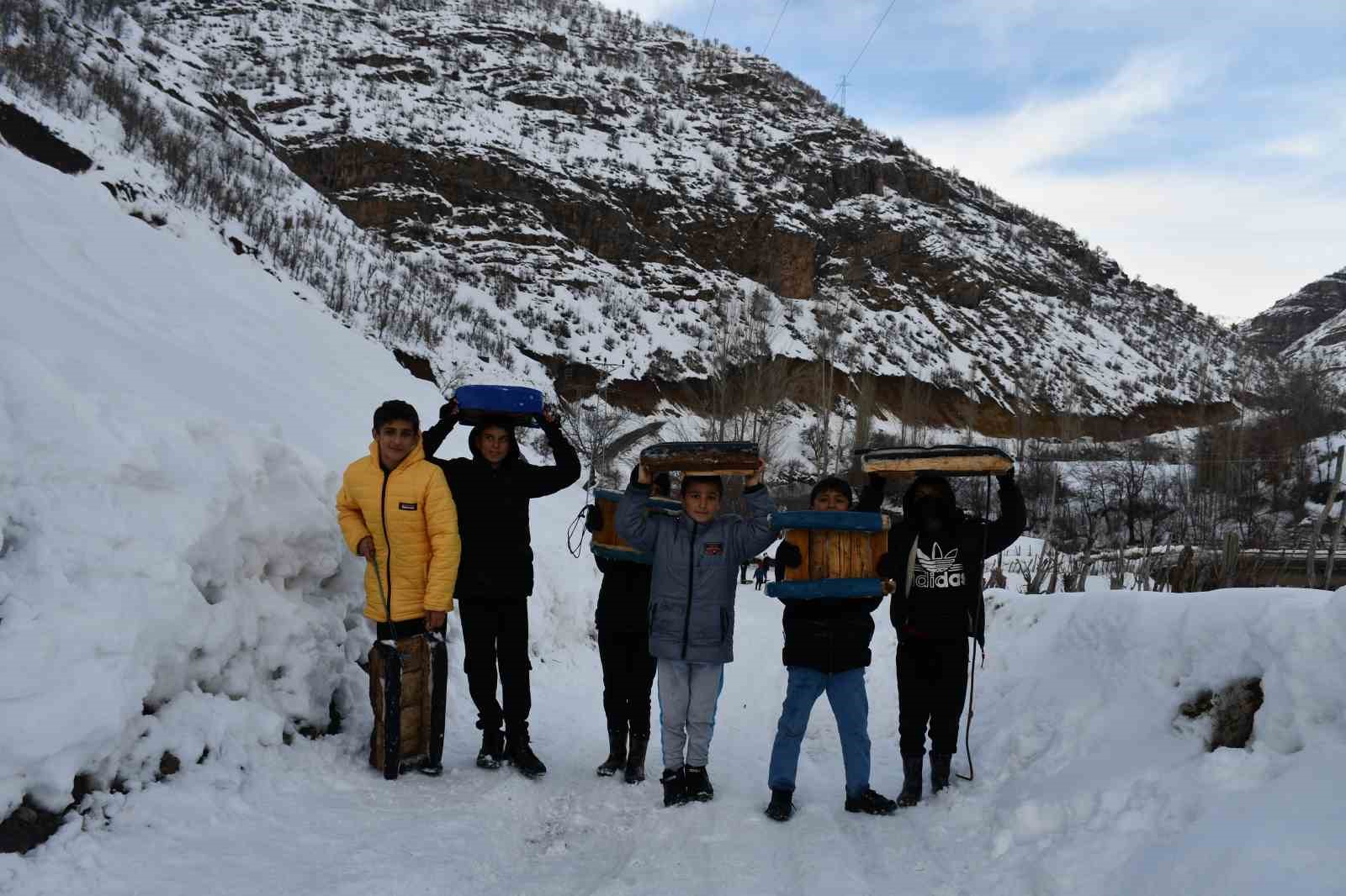 Çocukların kızaklarla kar keyfi
