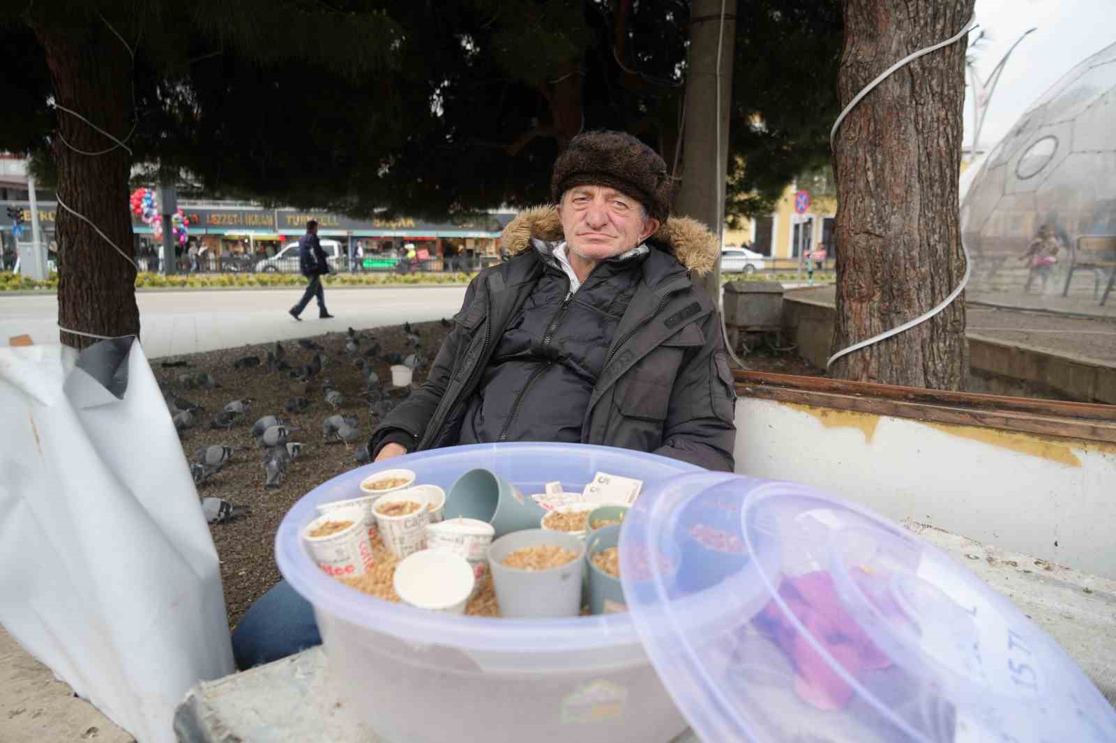 "Çocukların Kuşçu Dedesi" kuşlar için meydanı terk etmiyor
"Çocukların Kuşçu Dedesi" kuşlar için meydanı terk etmiyor