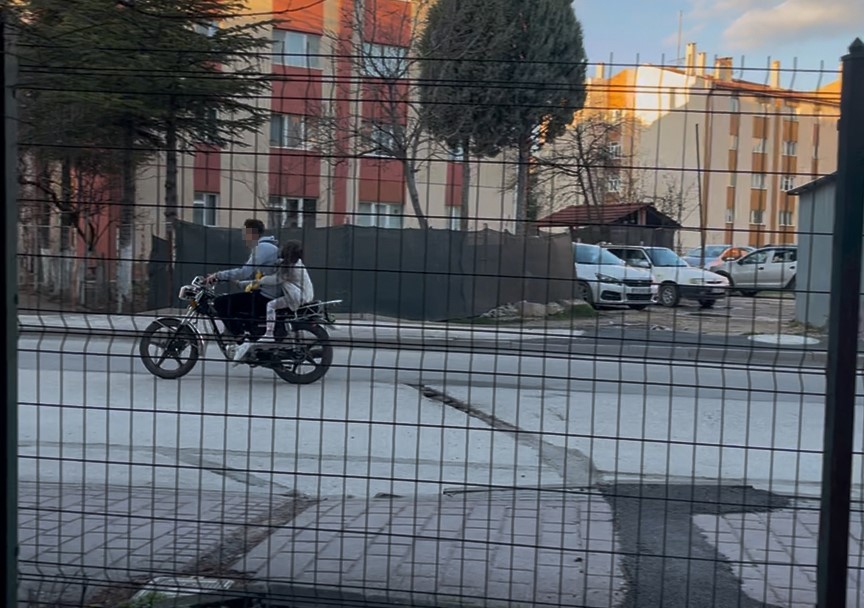 Çocukların plakasız motosikletle gezisi korkuttu
