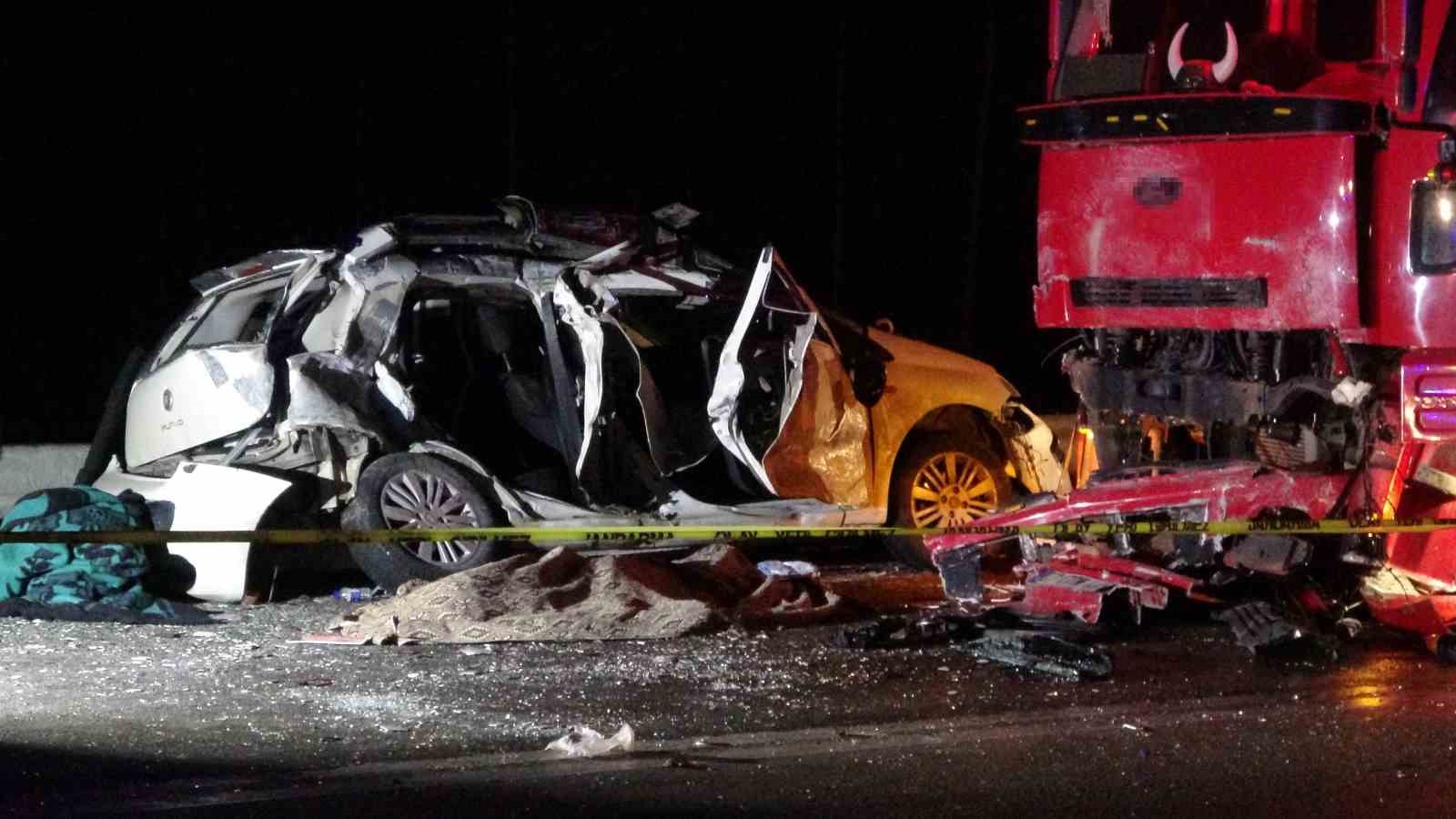 Çocuklarını korumaya çalışırken kazada hayatını kaybeden annenin cenazesi Batman’a gönderildi
Çocuklarını korumaya çalışırken kazada hayatını kaybeden annenin cenazesi Batman’a gönderildi