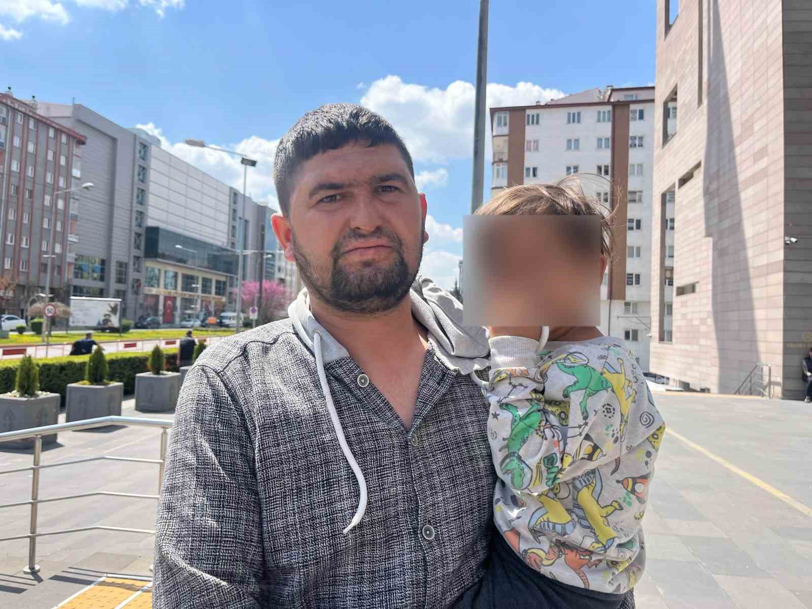 Çocuklarının birinin elinde sigara, diğerinde alkol şişesi olan anne beraat etti
