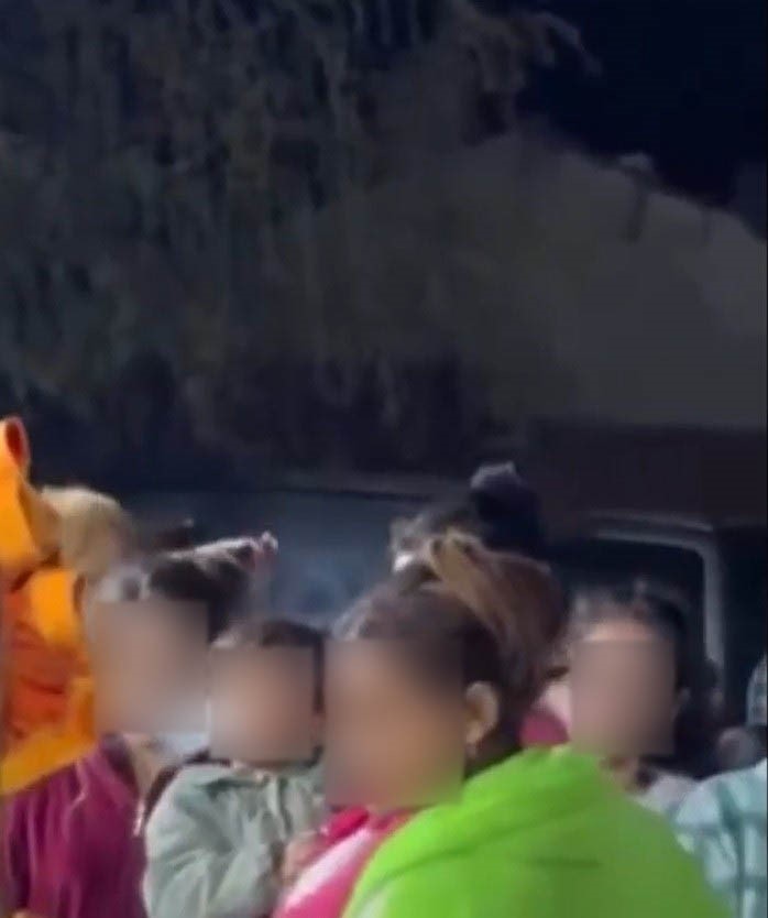 Çocuklarının birinin elinde sigara, diğerinde alkol şişesi olan anne beraat etti
