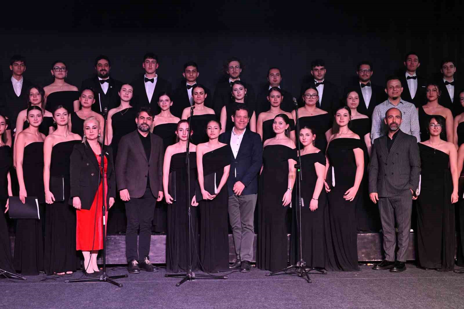 Çok sesli gençlik ve çocuk korosu sanatseverlerle buluştu
