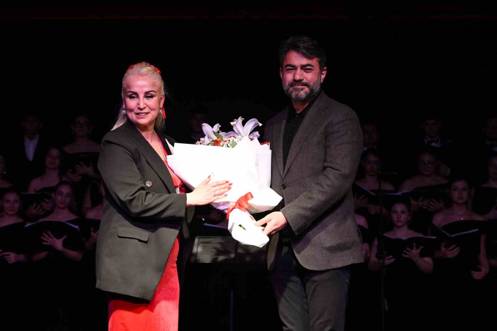 Çok sesli gençlik ve çocuk korosu sanatseverlerle buluştu
