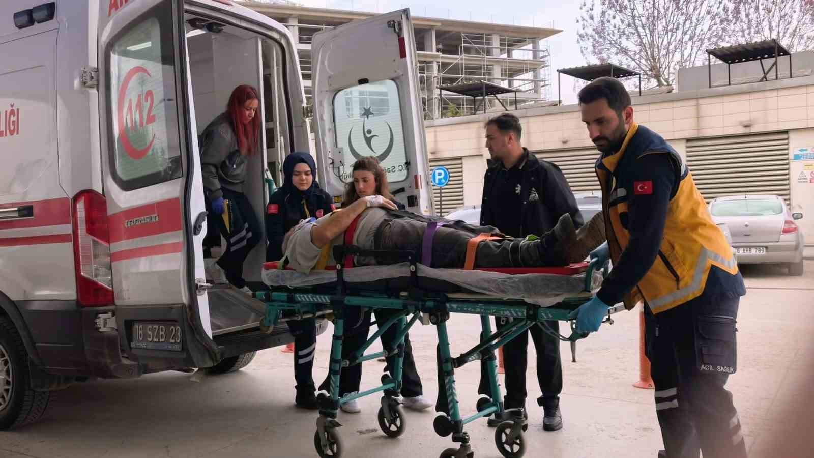 Çöken çatıdan düşen usta yaralandı
