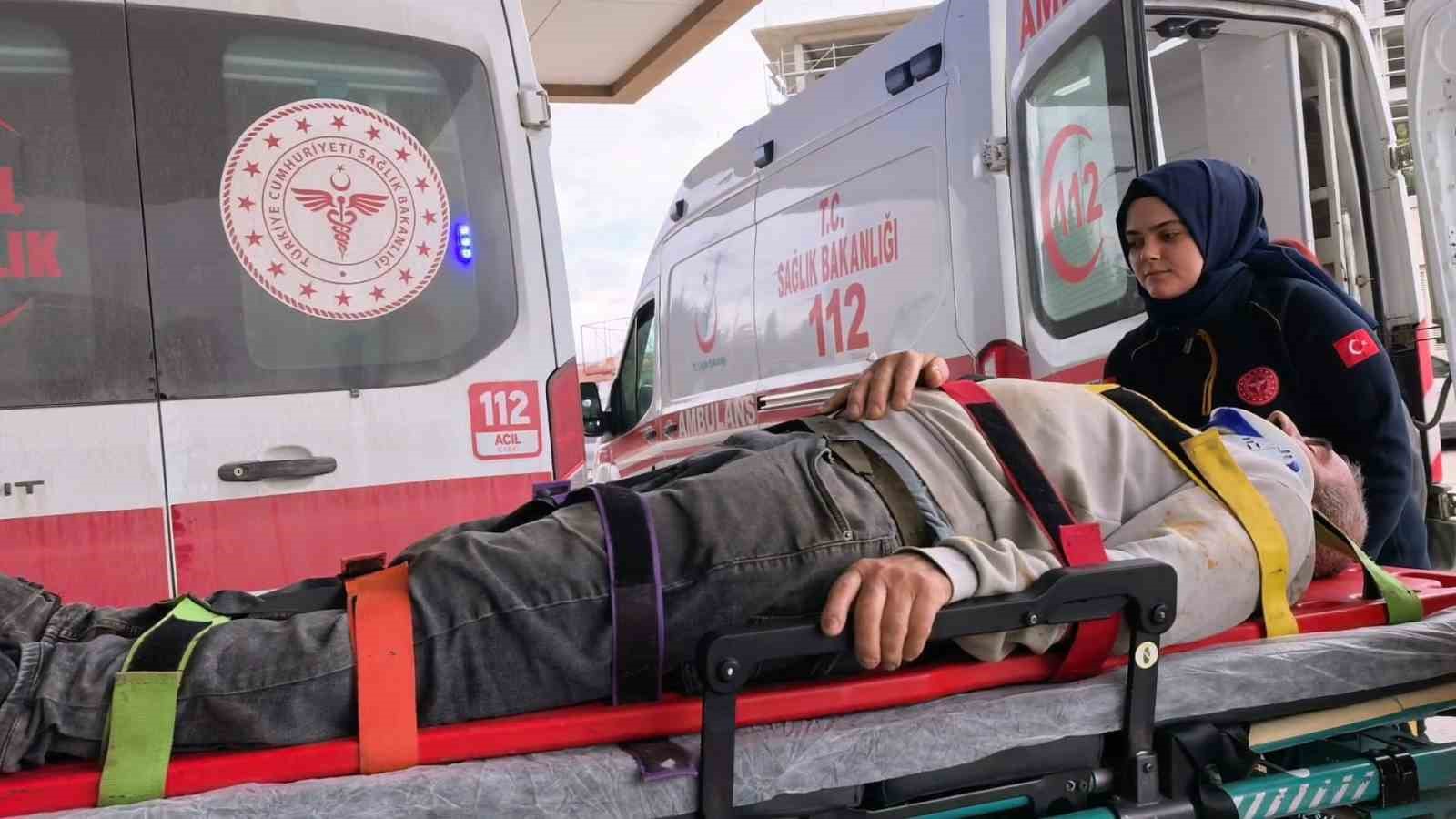 Çöken çatıdan düşen usta yaralandı
